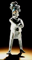 Stehende königliche Figur (Ton)